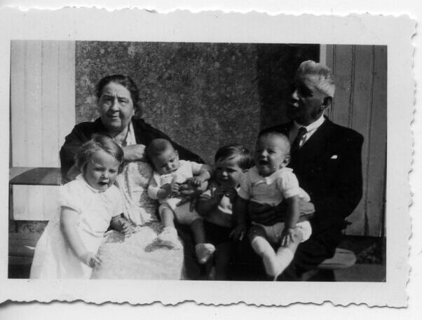 Georges et Thérèse avec quatre de leurs petits-enfants